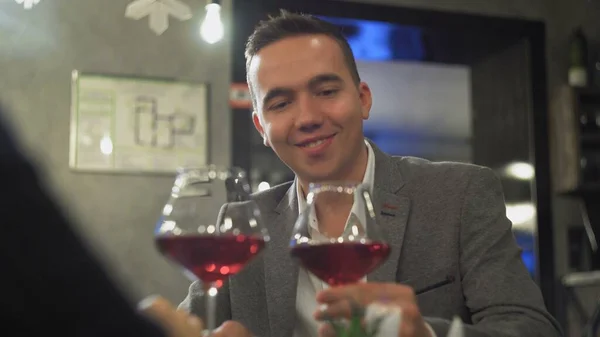 Мужчина пьет вино в ресторане на свидании — стоковое фото