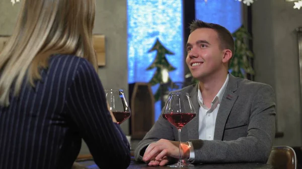 Paar in een restaurant drinken rode wijnstok — Stockfoto