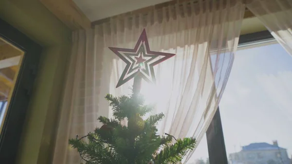 Gros plan sur le sapin de Noël avec étoile sur le dessus — Photo