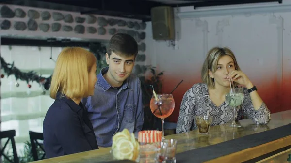 Friends Meeting For Evening Drinks In Cocktail Bar — Stock Photo, Image