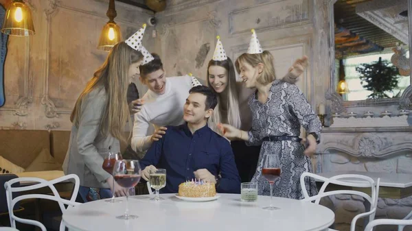 Vijf vrienden feliciteren Verjaardag Man in cafe — Stockfoto