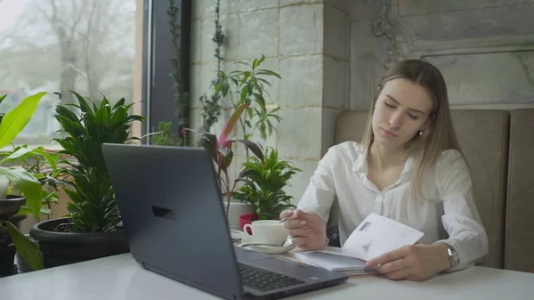 Young Businesswoman working on laptop in cafe — Stock Photo, Image