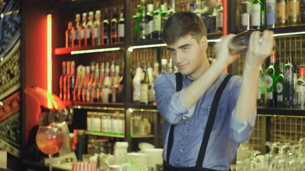 Barman agitando coquetel em uma boate — Fotografia de Stock