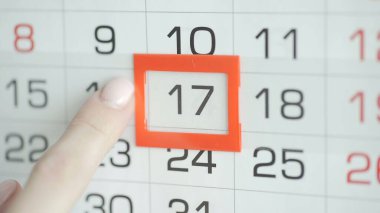 Ofisteki kadınlar duvar takvimindeki tarihi değiştirirler. 17