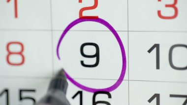 Kağıt takvimdeki kadın el çemberi günü. Ayın 9. günü.