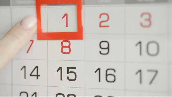 Kvinna hand i kontor förändringar datum på vägg kalender. — Stockfoto