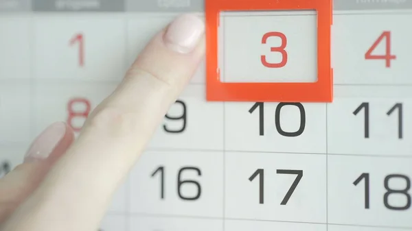 Kvinna hand i kontor ändrar datum på vägg kalender. 3 — Stockfoto