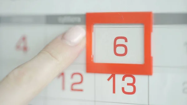 Ženy v kanceláři mění datum v kalendáři stěn. 6 — Stock fotografie