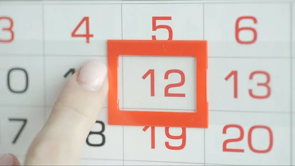 Ženy v kanceláři mění datum v kalendáři stěn. 12 — Stock fotografie