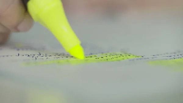 Macro van de groene marker markering selecteren van een zin in de tekst — Stockfoto