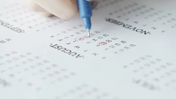 Giorno di cerchio di mano di donna su calendario di carta. 15 del mese di maggio — Foto Stock