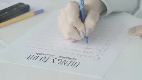 Zakelijke vrouw vullen to-do lijst in notebook — Stockfoto