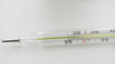 Beyaz arkaplanda cam termometre