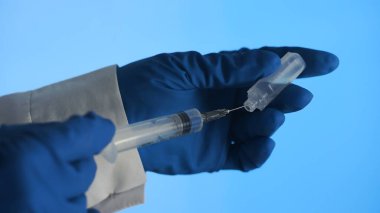 Şırınga plastik bir ampulden tıbbi sıvı emer.