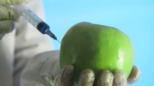 Ученый вводит Apple химическое решение для эксперимента — стоковое фото