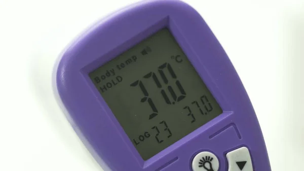 Das digitale Ultraschall-Thermometer zeigt 37,0 — Stockfoto