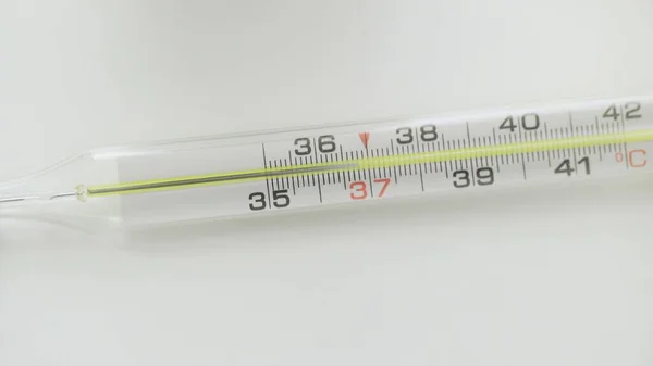 Beyaz arkaplanda cam termometre — Stok fotoğraf