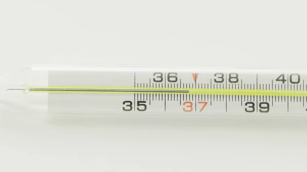 Quecksilberthermometer aus Glas auf weißem Hintergrund — Stockfoto