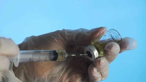 Macro shot de seringue aspire dans un liquide médical à partir d'une ampoule en plastique — Photo