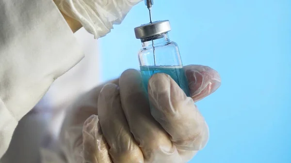 Injekční jehla propíchne gumovou zátku skleněné injekční lahvičky a naplňuje injekční stříkačku ze skleněné ampule — Stock fotografie
