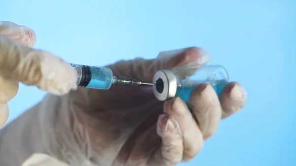 Plnění léku z ampule do injekční stříkačky modrým lékem — Stock fotografie
