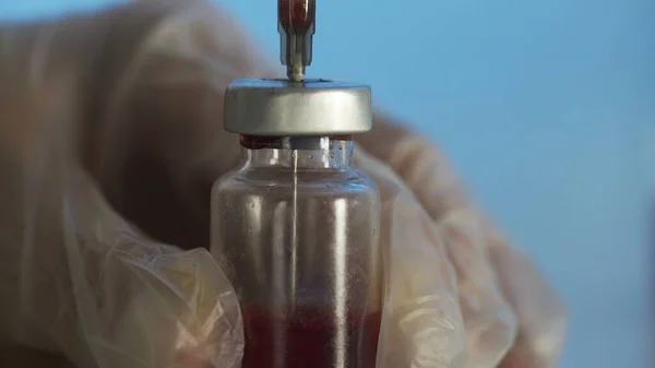 Plnění léku z ampule do injekční stříkačky červeným lékem — Stock fotografie