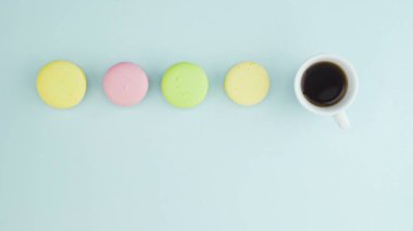 Makaronlar ya da pastel mavi yüzeyde beyaz bardakta espresso..