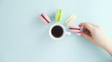 Makaronlar ya da pastel mavi yüzeyde beyaz bardakta espresso..