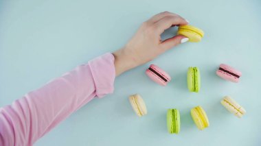Makaronlar ya da pastel mavi yüzeyde badem kurabiyesi. Kapat..