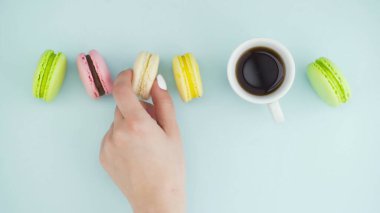 Makaronlar ya da pastel mavi yüzeyde beyaz bardakta espresso..