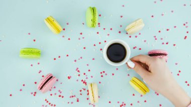 Makaronlar ya da pastel mavi yüzeyde beyaz bardakta espresso..
