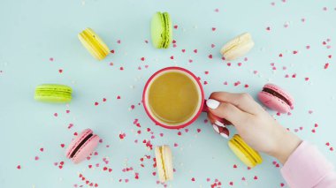 Makaronlar ya da pastel mavi yüzeyde beyaz bardakta espresso..