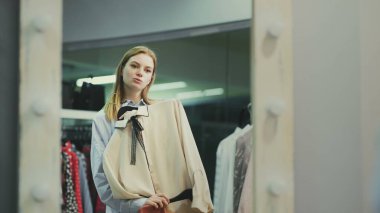 Çekici bayan müşteri soyunma odasında bluz deniyor.