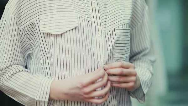 Neşeli Çekici kız fermuarını çeker