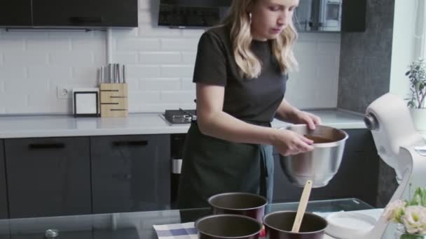 Επαγγελματίας σεφ μαγειρεύει κέικ. Νεαρή ελκυστική νοικοκυρά ρίχνει ζύμη σοκολάτας στο κέικ κέικ Pan — Αρχείο Βίντεο
