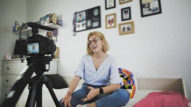 Genç blogcu blog için video hazırlıyor.