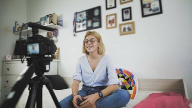 Genç blogcu blog için video hazırlıyor.