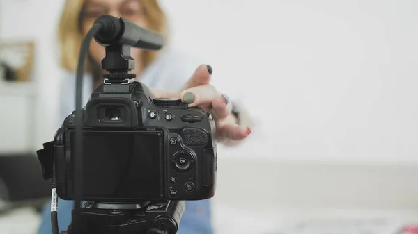 Popüler blogcunun kapanışı evde müzik dersi kaydediyor