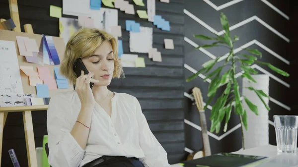 Attractive female designer Talking on Mobile Phone — Stock Photo, Image