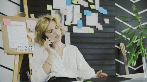 Attractive female designer Talking on Mobile Phone — Stock Photo, Image