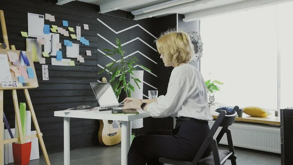 Back view of Young businesswoman working on computer in the office. — Stock Photo, Image