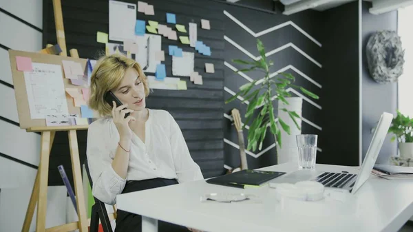 Attractive female designer Talking on Mobile Phone — Stock Photo, Image