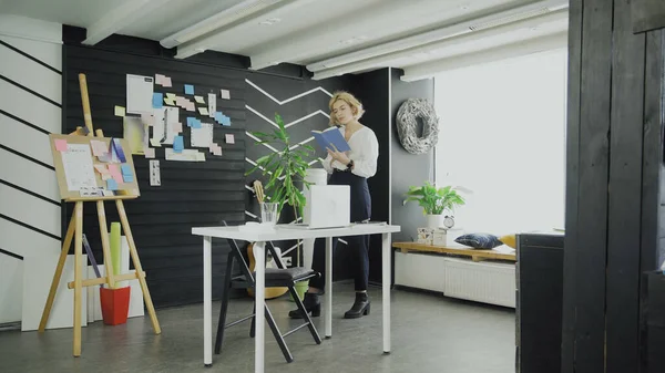 Yaratıcı İş Yeri 'nde Kitap okuyan Genç Kız