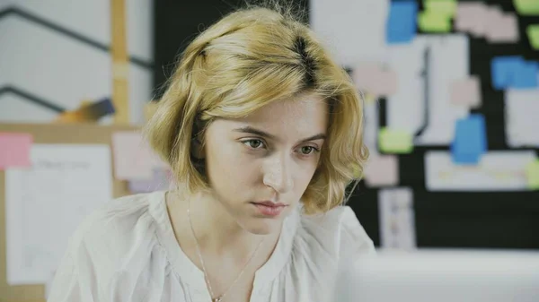 Portrait young woman with short haircut works in modern office — Stock Photo, Image