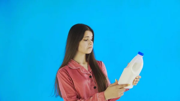 Junges Mädchen im Schlafanzug trinkt Milch — Stockfoto