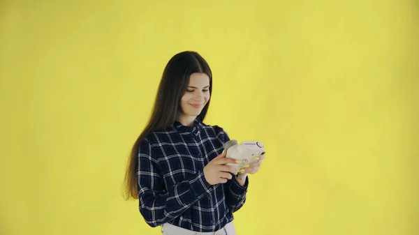 Hermosa chica tomando selfie en la cámara de fotos retro sobre fondo amarillo en el estudio —  Fotos de Stock