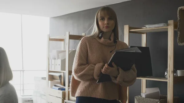 Vrouw met grote map in call center kantoor — Stockfoto