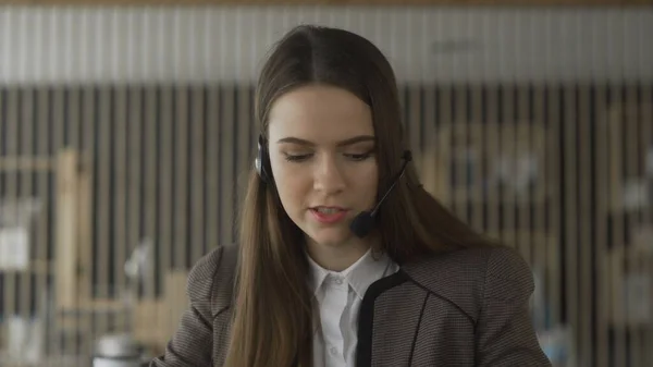 Young operator woman agent with headsets working in a call centre. — Stock Photo, Image