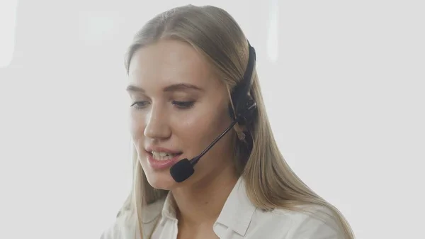 Technical support specialist talking with customer by headset — Stock Photo, Image