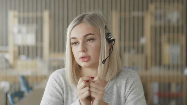 Female technical support person or call center manager in the office — Stock Photo, Image